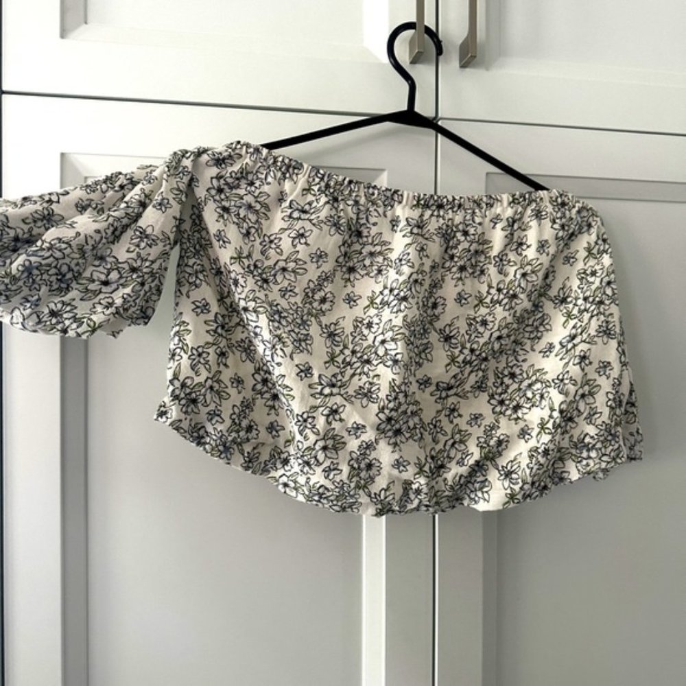 2/$40✨ BNWT Adorable floral off the shoulder top